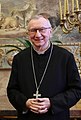 Il cardinale Pietro Parolin in talare nera indossa la croce pettorale con catena