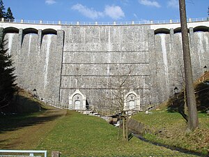 Luftseite der Staumauer (2007)