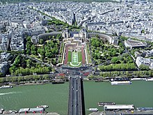 Vido de Ĝardenoj de Trocadéro el la 3-a etaĝo de Eiffel-Turo