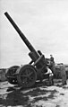 21-cm Mrs 18 en position de tir. Cette photo permet de voir l'affut (qui est aussi utilisé sur le 17-cm Kanone 18) en position de tir sur sa plateforme circulaire. (Norvège, 1941).