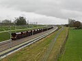 Sur l'autopont vue de la ligne LGV avec un train amenant du ballast