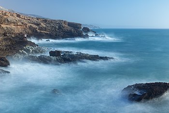 شاطئٌ صخريّ بالضفة المُتوسطيَّة شمال المغرب في منطقة الريف الجبليَّة