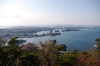 Panorama zatoki z punktu widokowego Ōtakamori (106 m) na wyspie Miyato