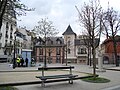 La place Paul-Verlaine et la fontaine.