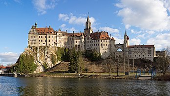 Le château de Sigmaringen dominant le Danube (Bade-Wurtemberg). Cette demeure a accueilli le gouvernement en exil du régime de Vichy de septembre 1944 à avril 1945. (définition réelle 8 881 × 5 000)