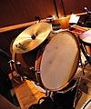 Stortromme med cymbal som del av orkesterperkusjonen.