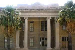Das Dimmit County Courthouse in Carrizo Springs, gelistet im NRHP mit der Nr. 84001652[1]