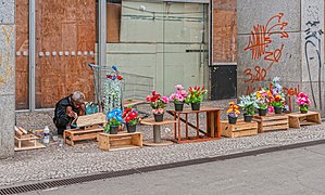 Un homme pauvre vendant des fleurs dans la ville basse de São Paulo. Octobre 2016.