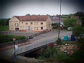 The town hall and school in Biding