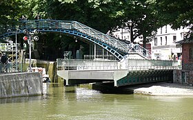 Le pont en cours de manœuvre, vu du quai de Valmy.