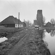 Houten stolpboerderij en de toren van Ransdorp in 1957.