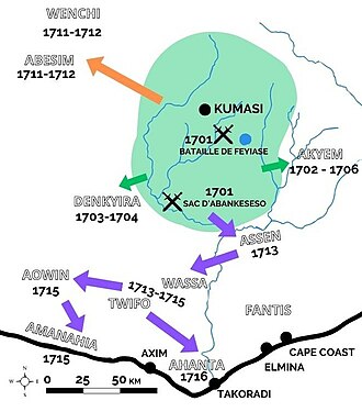 Carte simplifiée de la Côte de l'Or avec les principales villes côtières, Kumasi, les États qui entourent l'Empire ashanti, les deux batailles principales contre Denkiyra puis le tracé de chaque campagne jusqu'en 1716.