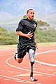 競技用義足（前） （アメリカ陸軍のジェロード・フィールズ軍曹。100mを12秒台で走り、数々の大会にて優勝。）