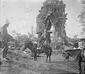 Henri Parmentier (trái) và nhà chụp ảnh Charles Carpeaux (phải)