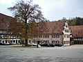 Marstall (heute Rathaus der Stadt Maulbronn), links die Klosterschmiede