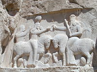 描繪阿爾達希爾一世從阿胡拉·馬茲達手中接過力量之戒的薩珊岩石浮雕