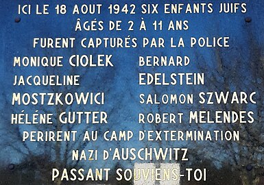 Plaque commémorative honorant la mémoire d'enfants juifs arrêtés le 18 août 1942 et assassinés, apposée sur l'école du Pouy à Mont-de-Marsan[8].