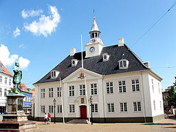 Det gamla rådhuset vid Rådhustorvet i Randers, med statyn av Niels Ebbesen.