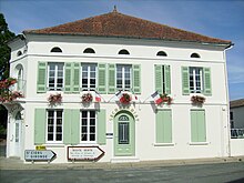 Ang Town Hall sa Saint-Bonnet-Sur-Gomonde