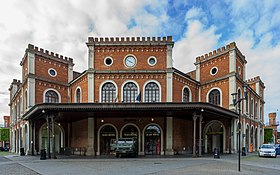 Bahnhofsvorplatz und Empfangsgebäude