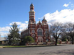 L'église catholique.