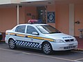 一辆佛賀Astra百慕大警车，分别涂装黄绿条纹和巴腾堡蓝白格纹