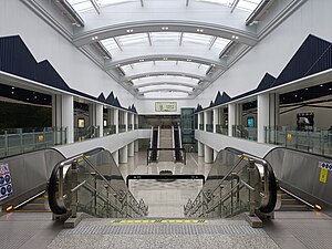 夏桥站站厅，此站采用了中庭式设计
