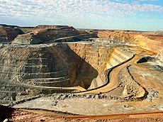 La mine de Super Pit ("le super puit") près de Kalgoorlie, la plus grande mine d’or à ciel ouvert d’Australie (3 km de long, 1 km de large, 500 m de profondeur)