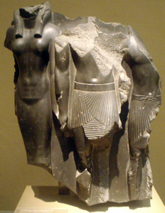 Menkaoera samen met Hathor en een mannelijke Nome-god (rechts) (ca. 2548-2530 v. Chr.) MFA Boston
