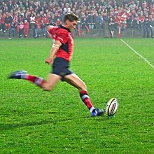 Ronan O'Gara frappant le ballon en Celtic League