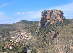 Pedania de Royo Odrea, em Ayna (Albacete). O povoamento concentrado é a norma na Espanha seca, com núcleos apinhados. As fachadas encaladas podem ser interpretadas como uma medida higiênica, além de térmica, e uma forma de homogeneizar a consistência do material dos muros. A localização pode ter um origem defensiva, ou inclusive ser um lugar intermediário para o aproveitamento de distintas zonas de exploração agrícolas, pecuárias e florestais.