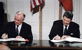 Президент США Рейган и Генеральный секретарь ЦК КПСС Горбачёв подписывают Договор о РСМД в восточной комнате Белого дома.