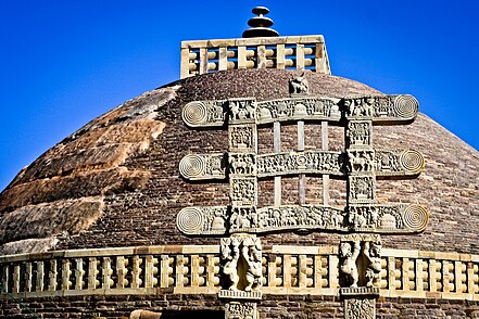 Stupa e madhe në Sanchi, Indi, ndërtuar nga Ashoka (shekulli i III-I p.e.s.).