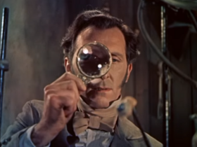 Interprétation par Peter Cushing dans Frankenstein s'est échappé (1957).