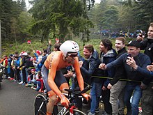 Der Niederländer Tom Dumoulin wird von Zuschauern in seinem orangenen Zeitfahranzug auf seinem Zeitfahrfahrrad angefeuert und erklimmt den Mount Fløyen im norwegischen Bergen bei den UCI-Straßen-Weltmeisterschaften 2017.