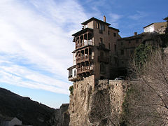 Casas penduradas, Cuenca. O aproveitamento extremo do espaço em adaptação a lugares difíceis e a utilização de materiais autóctonos (a madeira abundante na Serranía) são representativos da arquitetura popular, tanto rural como, neste caso, urbana.