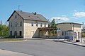 Bahnhof mit Empfangsgebäude mit Zwischenbau zum Toilettenhäuschen sowie Bahnmeisterhaus mit nördlich angebautem Nebengebäude