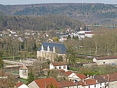 Vue sur le château du Grand Jardin depuis le site du château d'En-Haut.