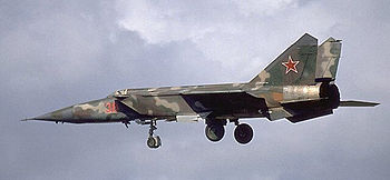 Un MiG-25BM, antiradar, con una caratteristica combinazione mimetica