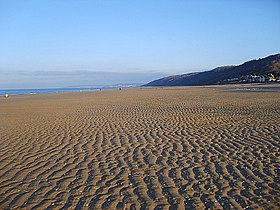 La plage de Houlgate et les falaises des Vaches Noires.