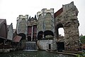 Rechts de toren van River Quest in Phantasialand met daarin twee verticale liften met daarna een eerste afdaling