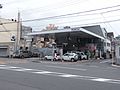 西本願寺前SS エムケイ石油。京都市内等景観条例がある地域のスタンドでは、画像のようにロゴマーク色が変更されている場合がある。 なお、このスタンドは2018年に閉鎖済みである。