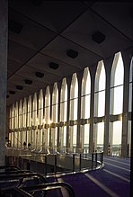 World Trade Center lobbyinteriør med store katedrallignende buede vinduer