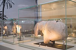 Велика древна камена резбарија, која датира из 8100. године пре нове ере, Equidae - животиње која припада породици коња, пронађена у Ал-Магару. Сам комад, дужине 86 cm и дебљине 18 cm и тежине више од 135 kg, представља велики скулптурни фрагмент који изгледа као да приказује главу, њушку, раме и хрбат коња.[8]