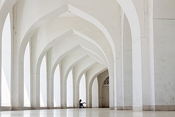 Intérieur de la mosquée nationale Baitul Mukarram, à Dacca, capitale du Bangladesh. (définition réelle 3 938 × 2 625)