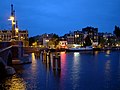 Amsterdam'daki Amstel nehri Blauwbrug köprüsünden görünüşü