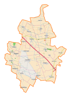 Mapa konturowa gminy Domaniów, po lewej nieco na dole znajduje się punkt z opisem „Pałac w Kucharach”