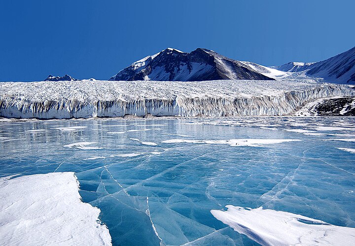 Синий лёд, озеро Фрикселл в Трансантарктических горах в Антарктиде