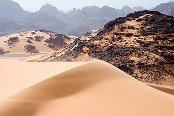 Dunes, rochers et montagnes dans le Tadrart Acacus, la partie du Sahara située dans le Sud-Ouest de la Libye. (définition réelle 2 000 × 1 333*)