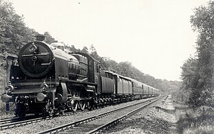 Stoomlocomotief NS 3916 met stalen rijtuigen bij Baarn.